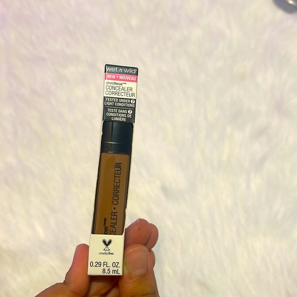 WET n Wild
NEW • NOUVEAU
photo focus
CONCEALER CORRECTOR - Picture 2 of 2